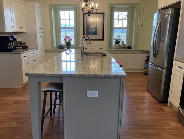 Micro-ondes, four, plaque de cuisson, lave-vaisselle