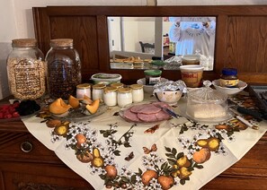 Free daily continental breakfast - Vue Du Vallon (Bersac-sur-Rivalier)