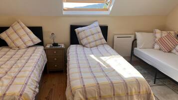 Standard Triple Room, Mountain View | Free WiFi, bed sheets