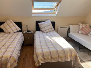 Habitación triple estándar, vistas a la montaña | Wifi gratis y ropa de cama