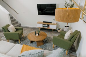 TV, stereo - Kasita Cornelius West | king&queen beds | NEW! (Cornelius)