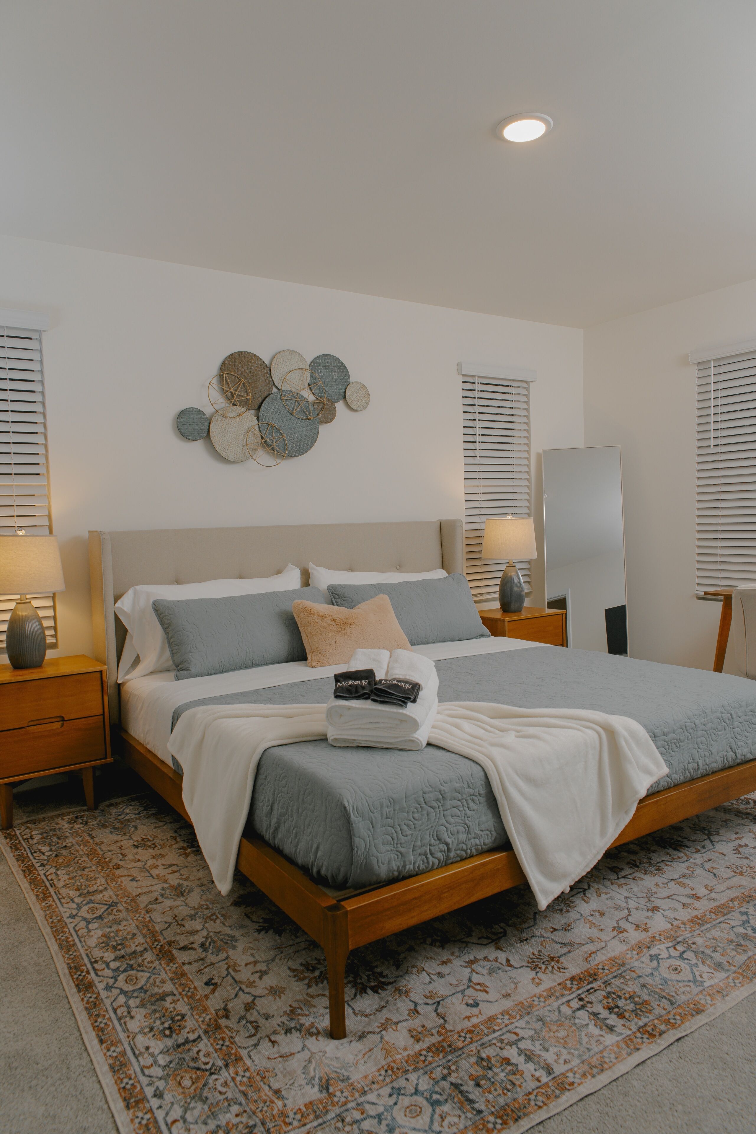 6 bedrooms, iron/ironing board, Internet, bed sheets