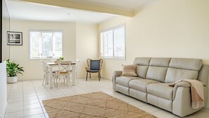 Smart-tv en een tafeltennistafel