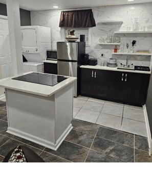 Kühlschrank, Mikrowelle, Herdplatte, Wasserkocher mit Kaffee-/Teezubehör