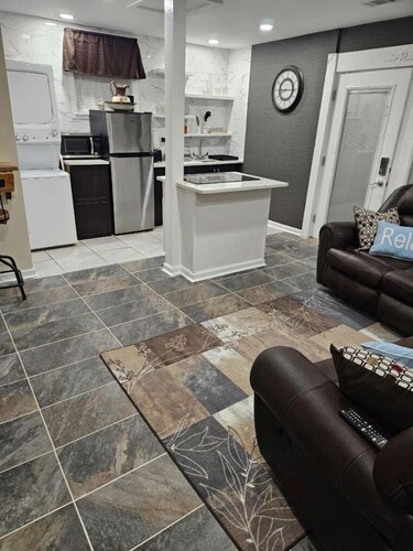 Cozy Cottage Secure Private Parking & Patio, & Easy Access to Atlanta Airport 