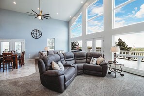 TV connectée, cheminée, jeux vidéo, livres