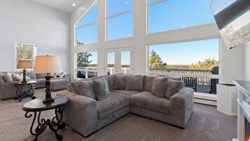 Älytelevisio, takka, videopelejä, kirjoja