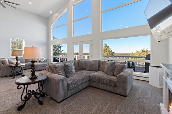 智能电视、壁炉、电子游戏、书