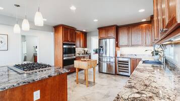 Jääkaappi, mikroaaltouuni, uuni, liesi