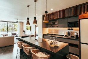 Réfrigérateur, four à micro-ondes, un four, surface de cuisson