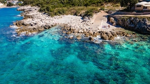 Private beach, black sand, sun-loungers, beach umbrellas - Open Sea Apartments (Utjeha)