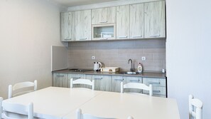 Deluxe Apartment (AP1) | Private kitchen | Mini-fridge, stovetop, electric kettle, cookware/dishes/utensils - Open Sea Apartments (Utjeha)