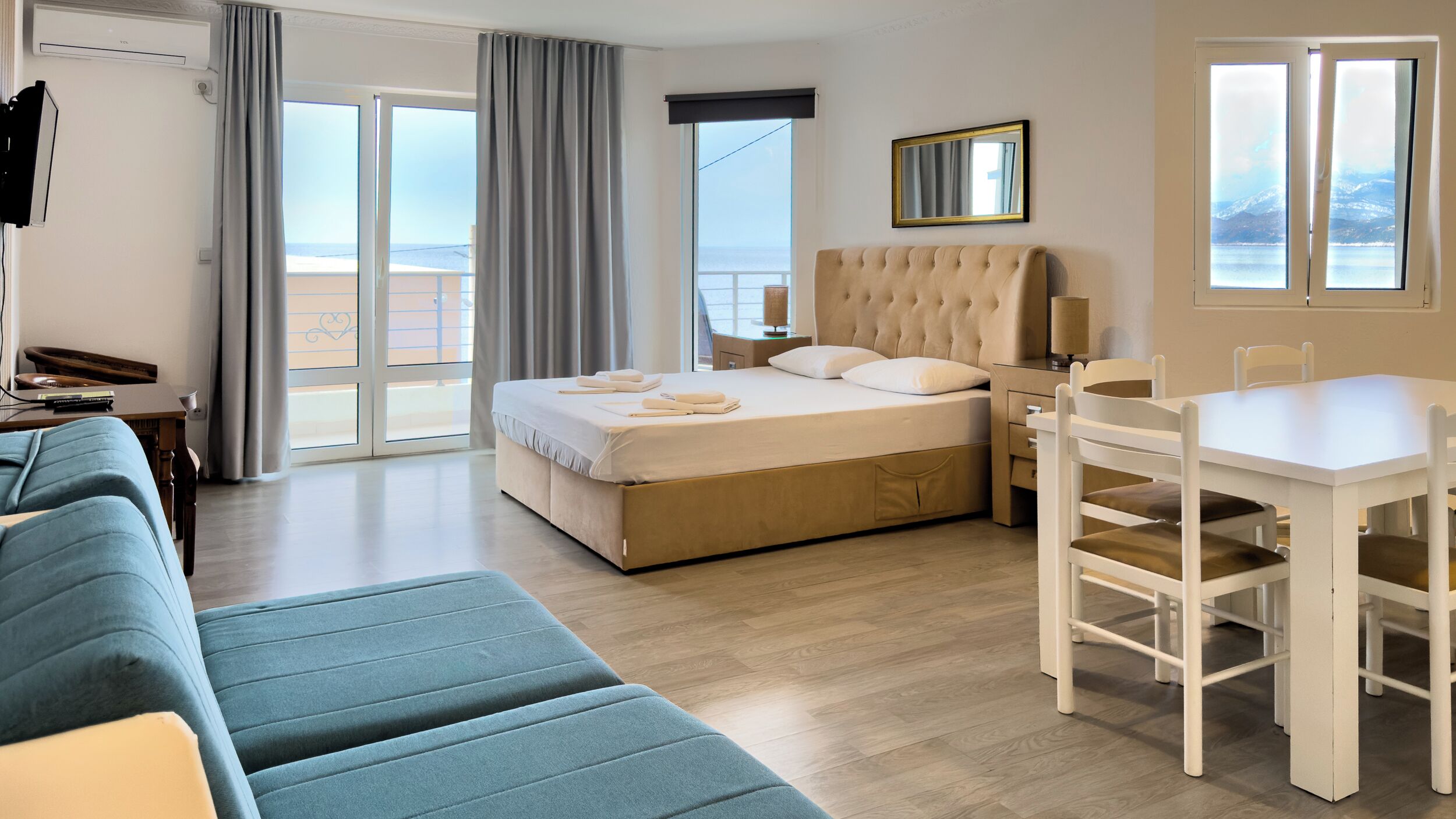 Apartamento Deluxe (AP1) | Sala de estar | Televisión LCD de 32 pulgadas con canales por satélite