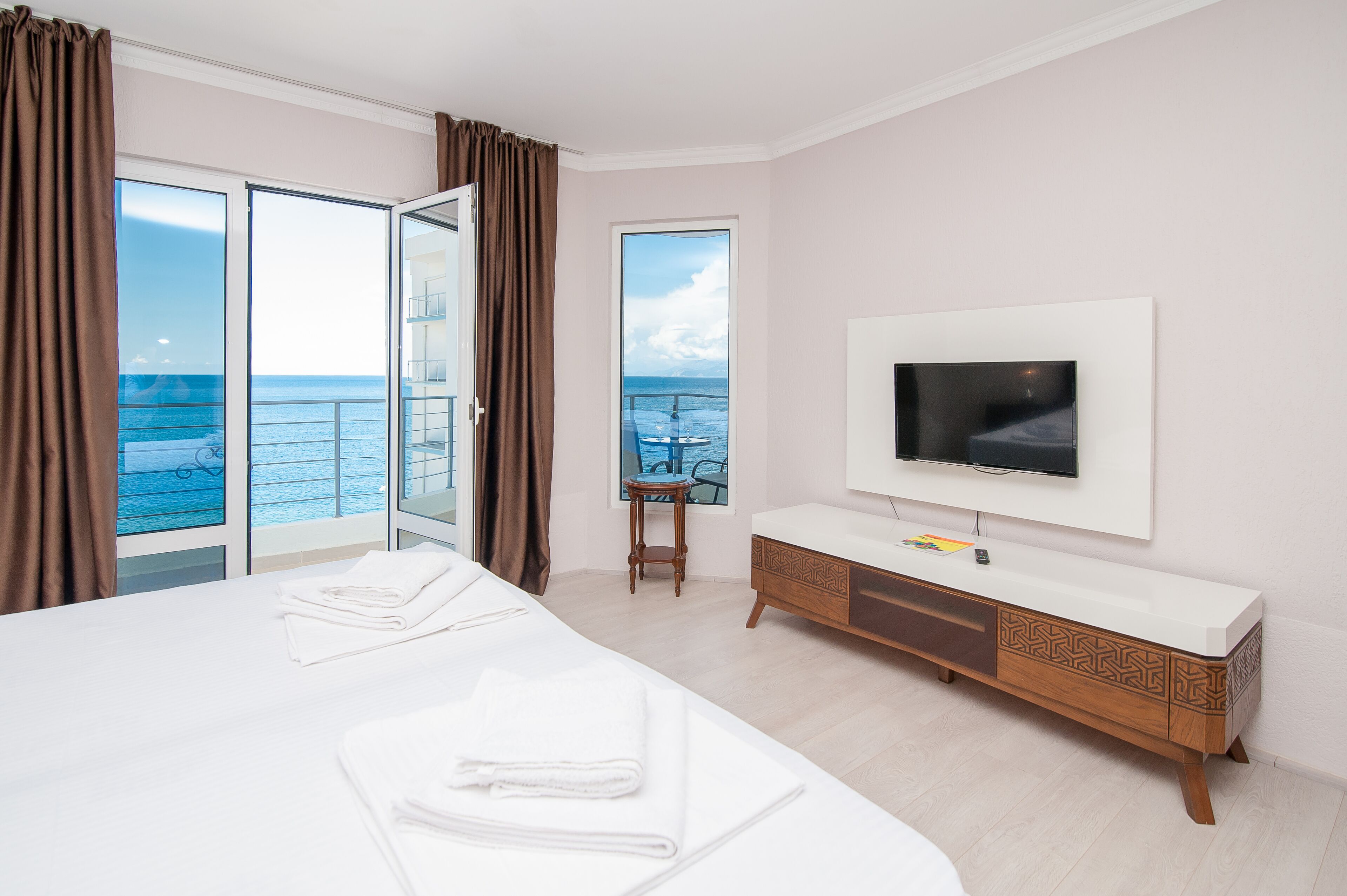 Televisión LCD de 32 pulgadas con canales vía satélite 