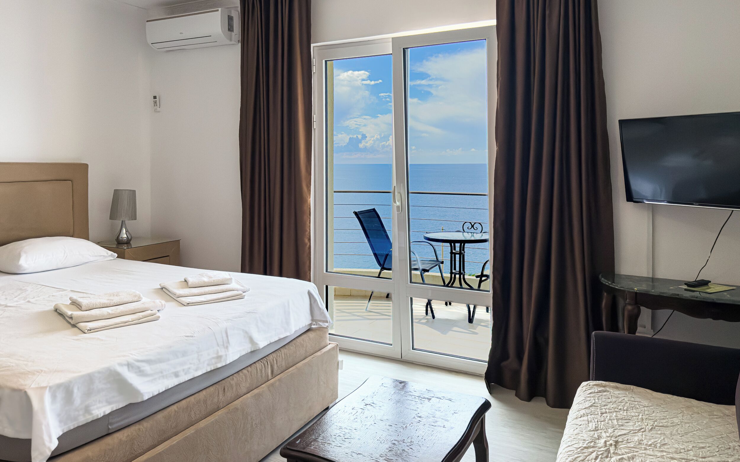 Premium Studio (AP8) | Living area | 32-inch LCD TV with satellite channels