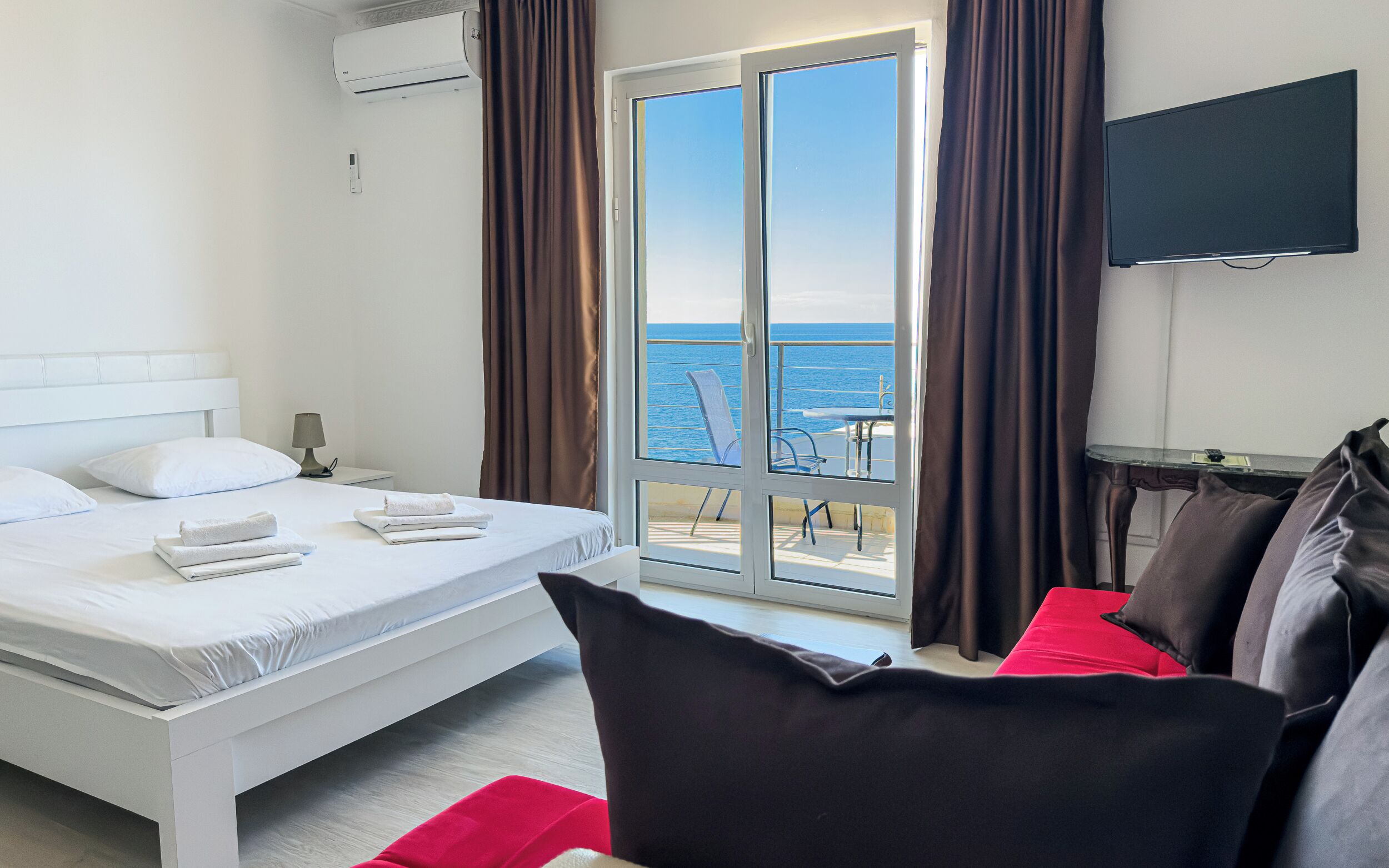 Comfort Studio (AP5) | Living area | 32-inch LCD TV with satellite channels