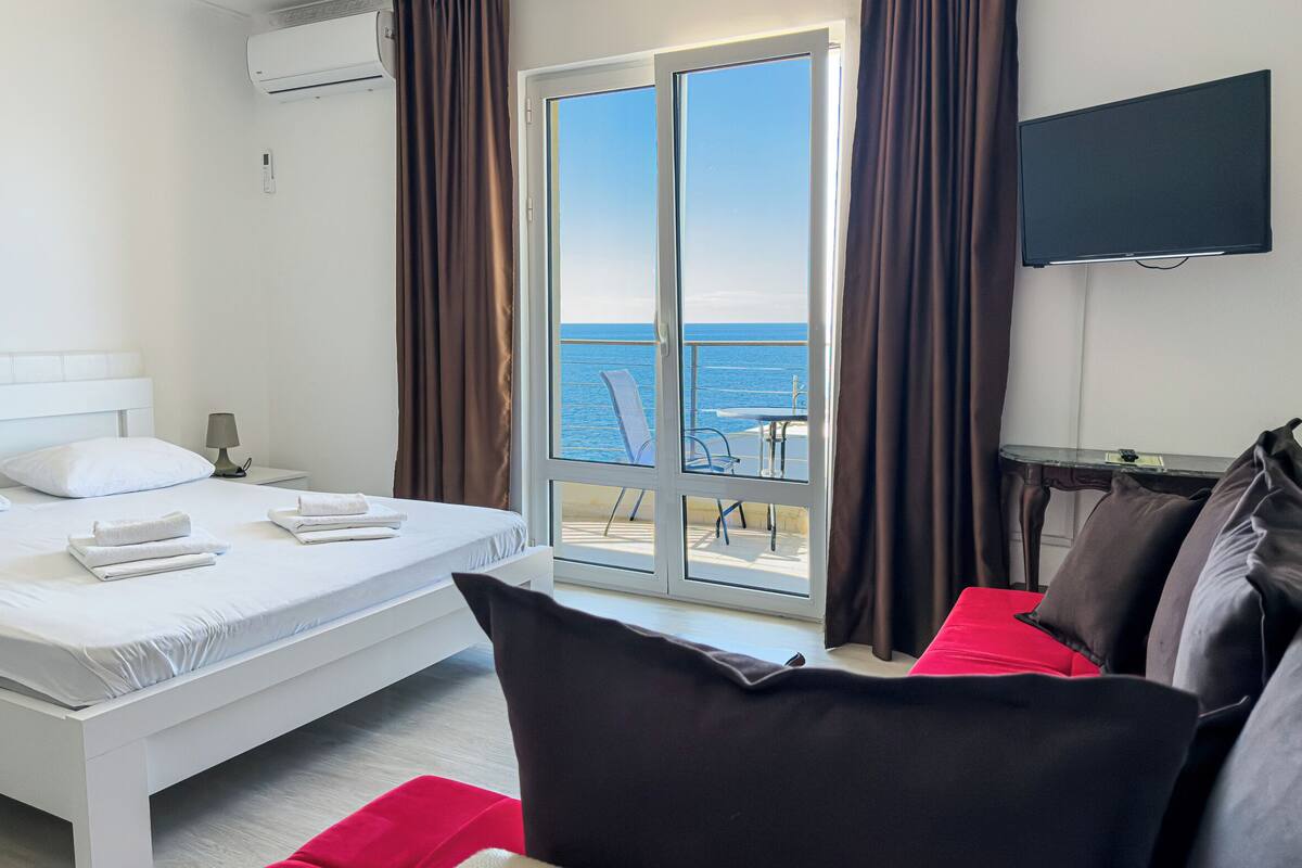 Comfort Studio (AP5) | Living area | 32-inch LCD TV with satellite channels