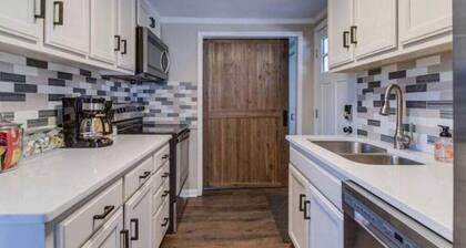 The Chalet-1.5bath, sleeps 4, Franklin/LeipersFork