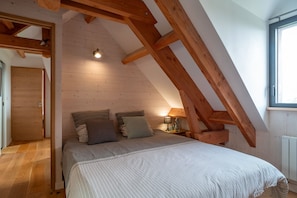 4 bedrooms, iron/ironing board, free WiFi