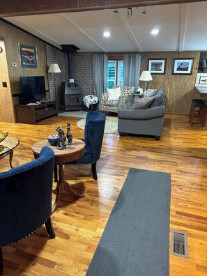 Interior - 3 Bedroom 2 Bath home located on farm land/private but only 2 minutes from town. (Frankfort)