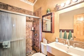 Douche, sèche-cheveux, serviettes fournies, savon