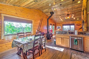 Private kitchen - Cozy 2-bedroom cabin in marvelous Jefferson (Jefferson)