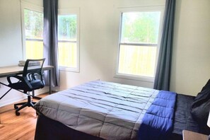 3 bedrooms, desk, iron/ironing board, free WiFi