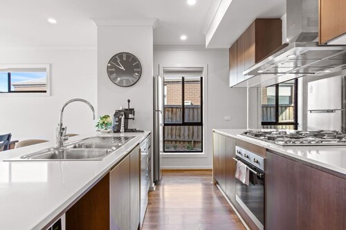 Point Cook's Spacious and Comfy 4BR/2.5B Haven!