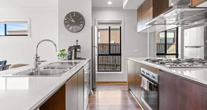 Point Cook's Spacious and Comfy 4BR/2.5B Haven!