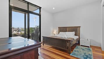 5 bedrooms, desk, iron/ironing board, WiFi