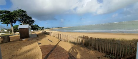 Plage à proximité, chaises longues