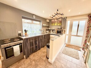 Een koelkast, een magnetron, een oven, een broodrooster