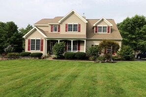 Exterior - Beautiful Saratoga Springs home. Located near Saratoga Racetrack.  (Ballston Spa)