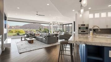 Smart TV, fireplace