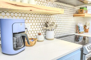 Een koelkast, een microgolfoven, een oven, een kookplaat