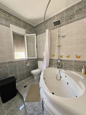 Combined shower/bathtub, deep-soaking bathtub, free toiletries