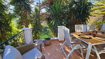 Rumah | Tempat makan outdoor