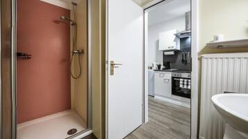 Chuveiro, secador de cabelo, toalhas de banho, sabonete