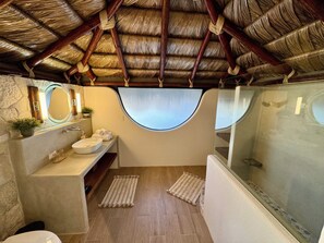 Articles de toilette écologiques, sèche-cheveux, serviettes fournies
