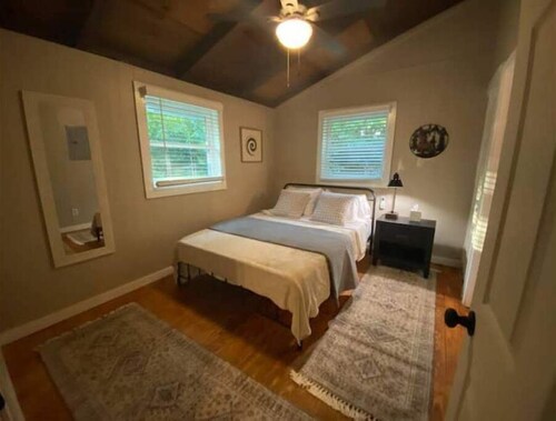 The Little Gem- Sleeps 3, 1 bedroom, 1 bath cabin