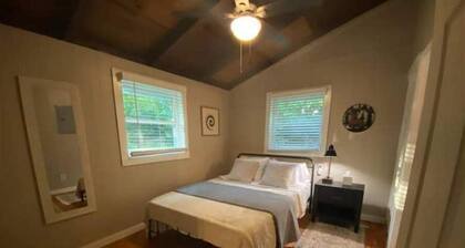 The Little Gem- Sleeps 3, 1 bedroom, 1 bath cabin