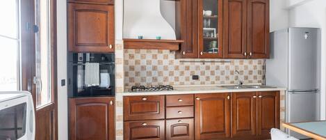 Jääkaappi, mikroaaltouuni, uuni, liesi