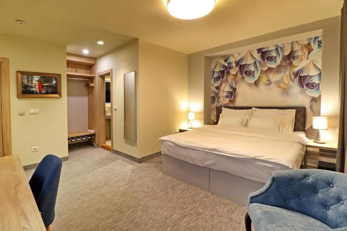 Quarto casal luxo, 1 cama de casal | Frigobar, cofres nos quartos, escrivaninha, cortinas blackout