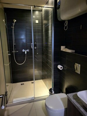 Shower, free toiletries, hair dryer, bathrobes - Skadarlija NB Hotel  (Belgrade)