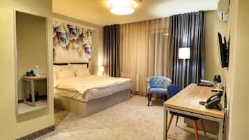 Deluxe-Doppelzimmer, 1 Doppelbett | Minibar, Zimmersafe, Schreibtisch, Verdunkelungsvorhänge