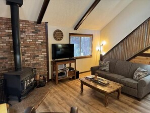 Smart TV, chimenea, videojuegos y reproductor de DVD