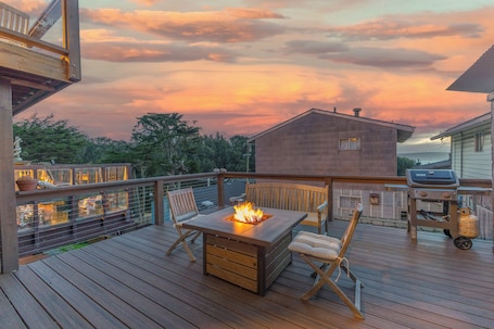 Outdoor dining. Bright and modern - Water views - Close to beach