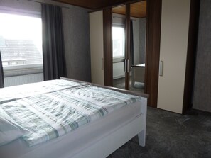 2 bedrooms, desk, iron/ironing board, free WiFi - Ferienhaus Kirschbaum im Siebengebirge, Bad Honnef-Aegidienberg (Bad Honnef)