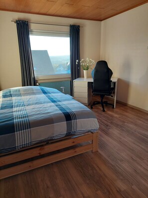 2 bedrooms, desk, iron/ironing board, free WiFi - Ferienhaus Kirschbaum im Siebengebirge, Bad Honnef-Aegidienberg (Bad Honnef)