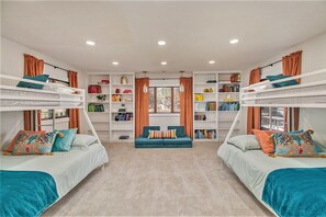 5 chambres, bureau, fer et planche à repasser, lit de bébé portatif